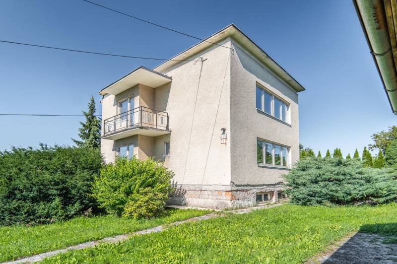 I Na predaj dvojposchodový 5i rodinný dom pri Žiline - Rodinný dom na ulici M. Chmeliara v Lietavskej Lúčke s veľkou záhradou a balkónom.