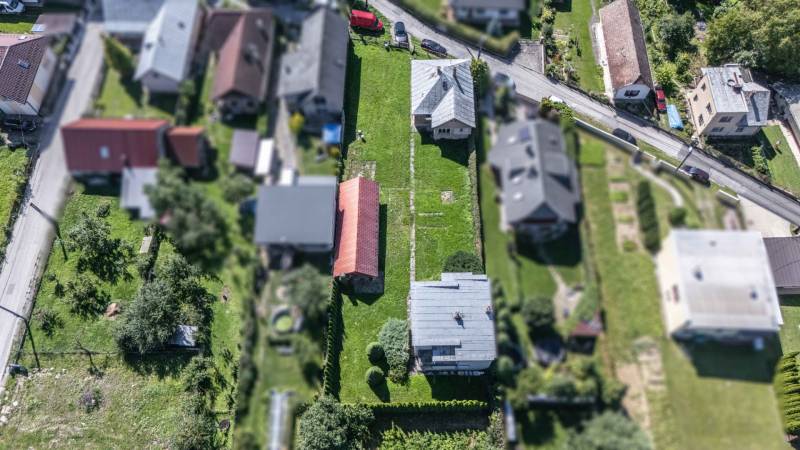 I Na predaj dvojposchodový 5i rodinný dom pri Žiline - Letecký pohľad na M. Chmeliara v Lietavskej Lúčke zobrazuje rodinné domy so záhradami.