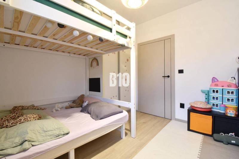 Veľkometrážny 3 izbový byt s garážou - Detská izba v 3-izbovom byte s poschodovou posteľou a hračkami.