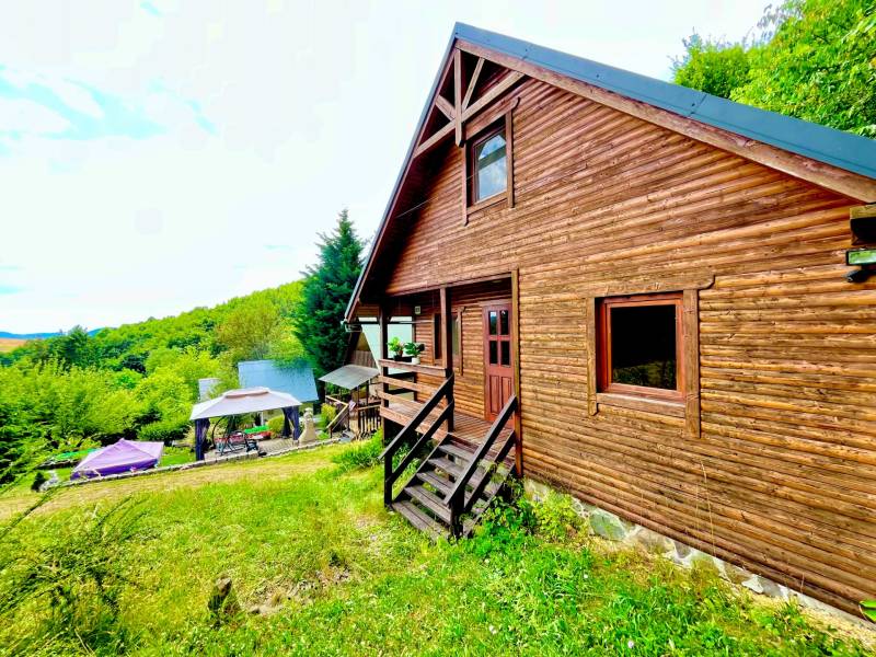 Rekreačná chata – Banská Štiavnica, časť Štefultov - Drevený rodinný dom v Štefultove obklopený lesmi, so záhradným altánkom.