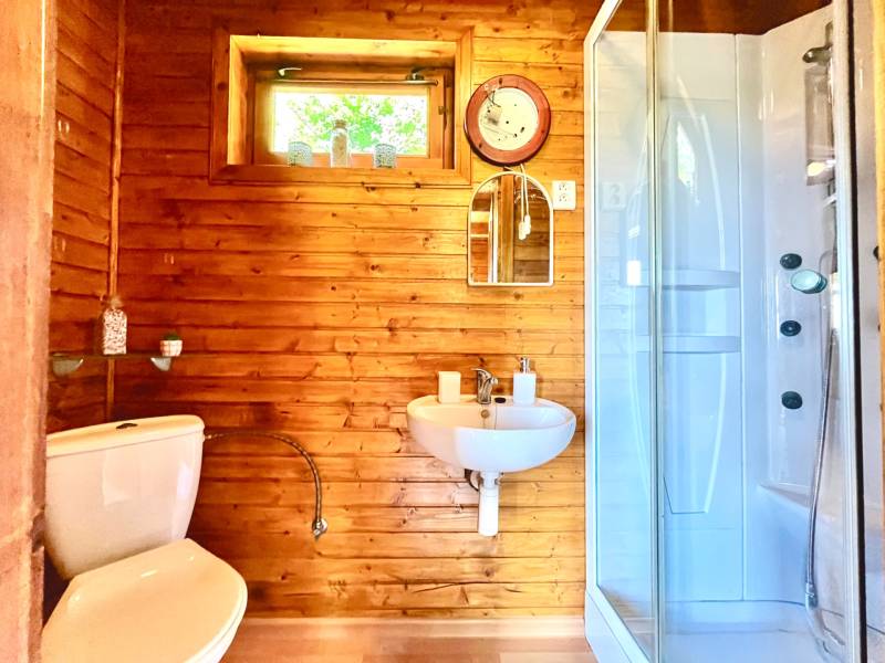 Rekreačná chata – Banská Štiavnica, časť Štefultov - Kúpeľňa s dreveným obkladom, sprchou a umývadlom v chate.