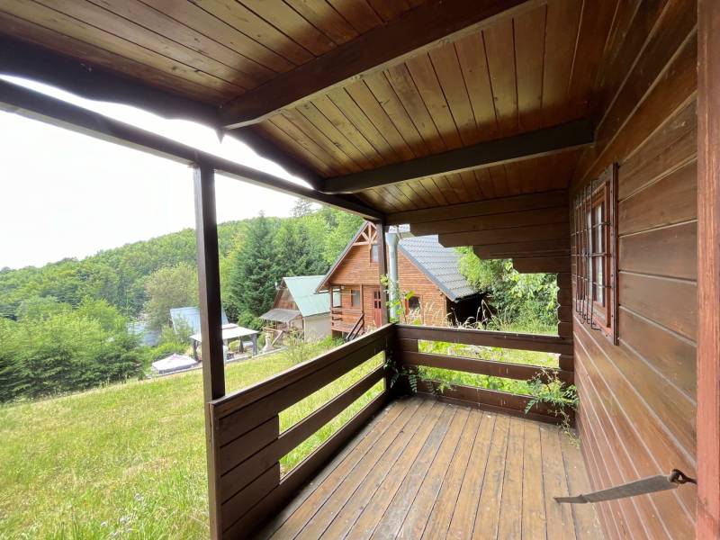 Rekreačná chata – Banská Štiavnica, časť Štefultov - Drevená veranda rodinného domu v Štefultove s výhľadom na lesnaté okolie.