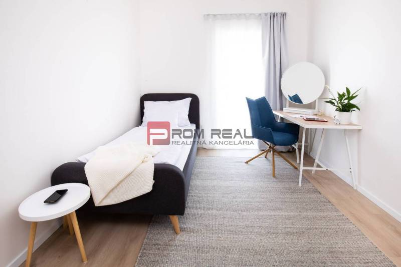 Na predaj 3 izbový dvojpodlažný byt Ivanka pri Dunaji - Jednoduchá izba v 3-izbovom byte s písacím stolom, stoličkou a posteľou.