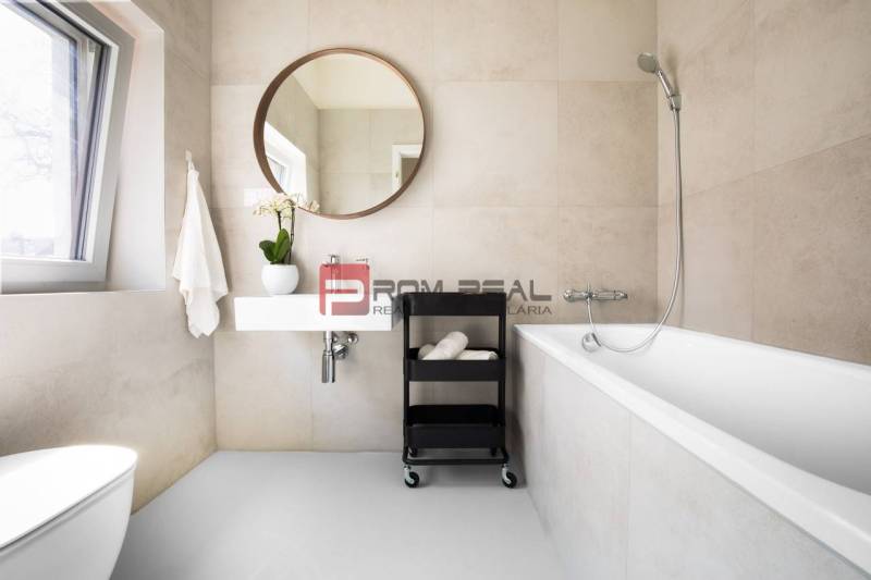 Na predaj 3 izbový dvojpodlažný byt Ivanka pri Dunaji - Kúpeľňa s vaňou v 3-izbovom byte, svetlé obklady, zrkadlo a okno.