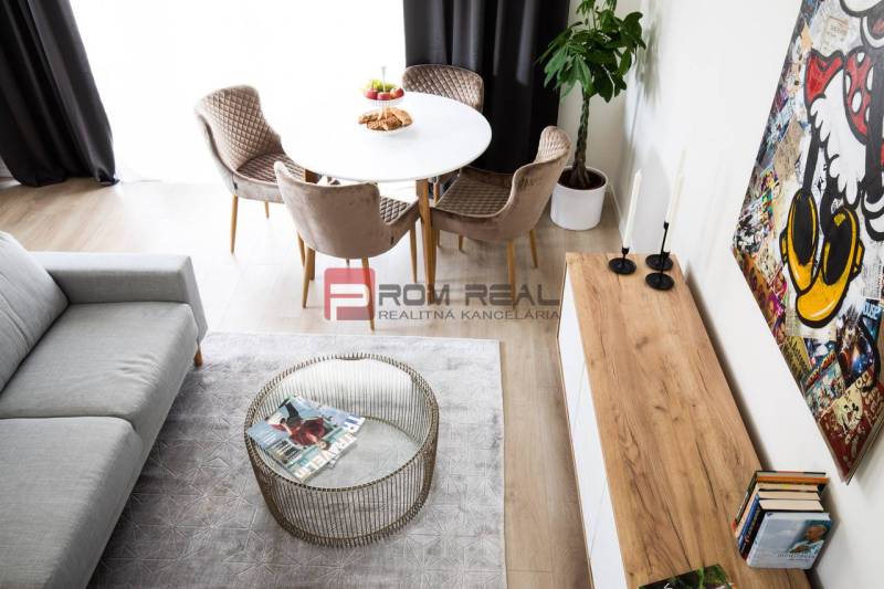 Na predaj 3 izbový dvojpodlažný byt Ivanka pri Dunaji - Jedáleň v 3-izbovom byte s podlahou s dreveným dekorom a okrúhlym stolom.