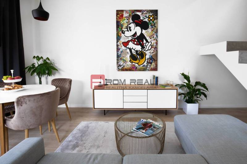 Na predaj 3 izbový dvojpodlažný byt Ivanka pri Dunaji - Obývací priestor 3-izbového bytu s dekoratívnym umením a podlahou s dreveným dekorom.