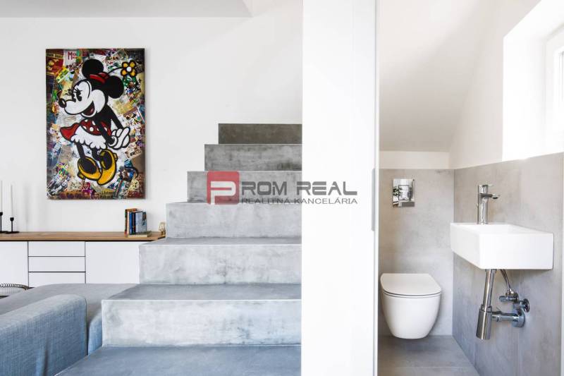 Na predaj 3 izbový dvojpodlažný byt Ivanka pri Dunaji - Schodisko z betónu, umývadlo a WC v 3-izbovom byte s umeleckou maľbou.