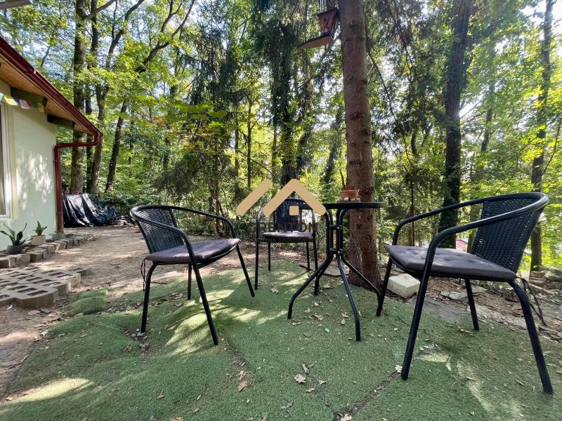 4 izbová celoročná chata v Kučišdorfskej doline na predaj - Chata v Kučišdorskej doline, Pezinok, s vonkajším sedením obklopená lesmi.