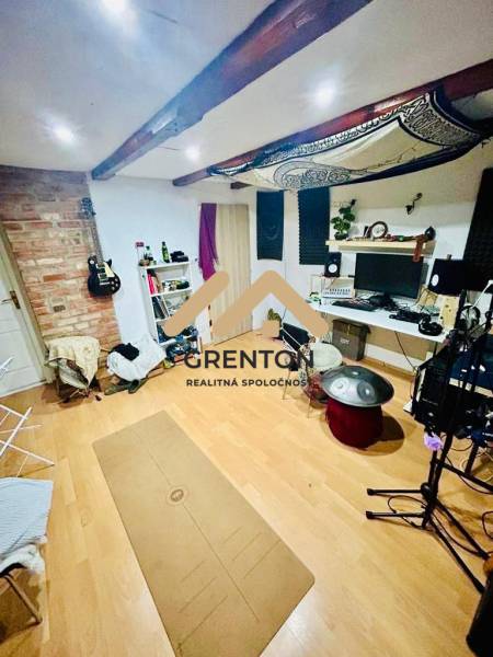 4 izbová celoročná chata v Kučišdorfskej doline na predaj - Hudobná miestnosť v Chate s podlahou s dreveným dekorom, vybavená nástrojmi a mixážnym pultom.