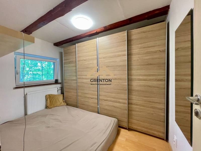 4 izbová celoročná chata v Kučišdorfskej doline na predaj - Spálňa v chate s podlahou s dreveným dekorom a vstavanou skriňou.