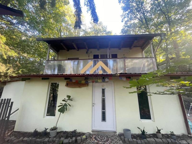 4 izbová celoročná chata v Kučišdorfskej doline na predaj - Chata v Kučišdorskej doline v Pezinku, obklopená lesom s priestrannou terasou.