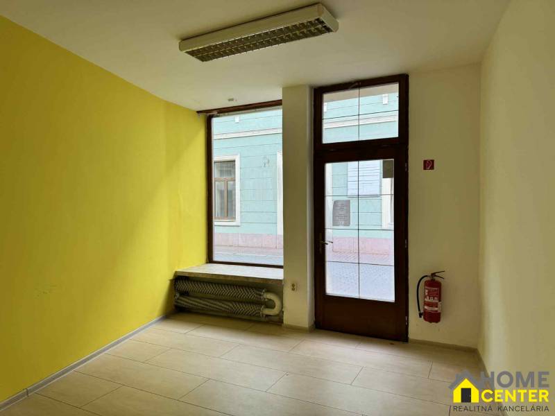 PRENÁJOM obchodný priestor/kancelária v priamom centre - KOMÁRNO - Obchodné priestory s dlažbou a radiátormi, vhodné pre podnikanie.
