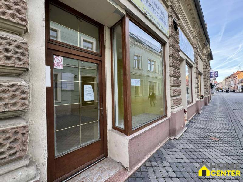 PRENÁJOM obchodný priestor/kancelária v priamom centre - KOMÁRNO - Exteriér obchodných priestorov na Župnej ulici v Komárne s presklenými dverami.