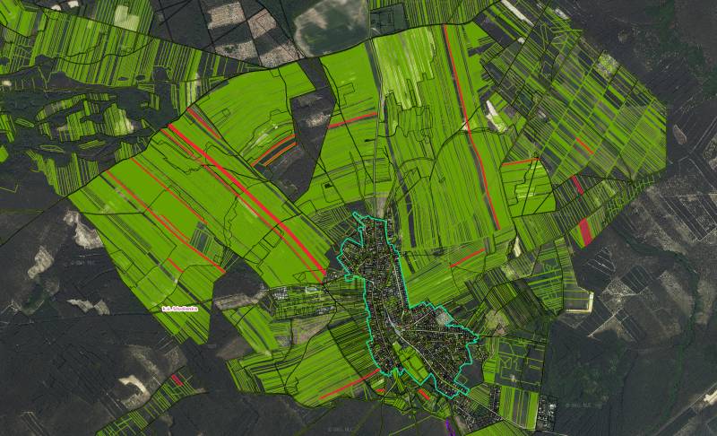 Studienka – Podiely na poľnohospodárskej pôde a lúkach v komasácii - Letecký pohľad na poľnohospodárske a lesné pozemky v okolí Studienky, s výraznými zelenými parcelami.