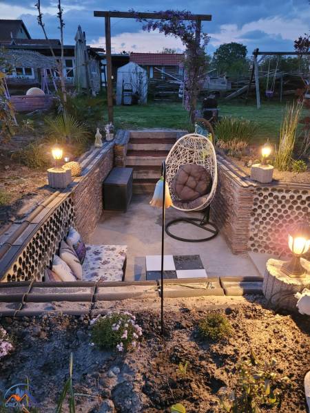 MH283 – Na predaj krásny rodinný dom vo vidieckom štýle - Rodinný dom v Okoličnej na Ostrove s osvetleným vonkajším posedením a záhradným dizajnom.