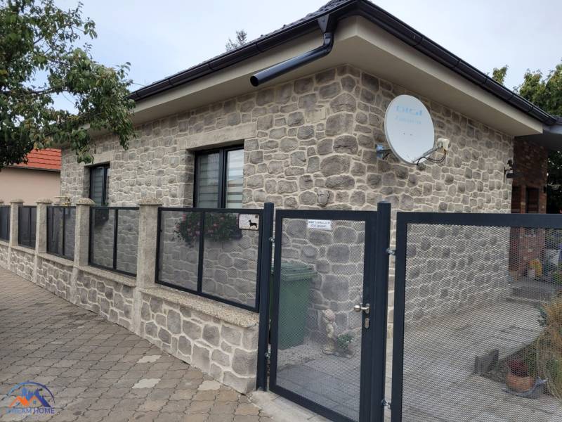 MH283 – Na predaj krásny rodinný dom vo vidieckom štýle - Rodinný dom v Okoličnej na Ostrove má kamennú fasádu a satelitnú anténu.