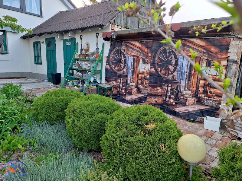 MH283 – Na predaj krásny rodinný dom vo vidieckom štýle - Rodinný dom v Okoličnej na Ostrove s dekoratívnou drevenou stenou a upravenou záhradou.