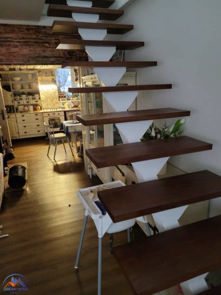 MH283 – Na predaj krásny rodinný dom vo vidieckom štýle - Interiér rodinného domu s plávajúcimi schodmi, kuchyňou a podlahou s dreveným dekorom.