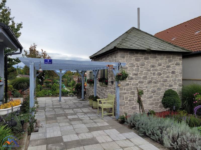 MH283 – Na predaj krásny rodinný dom vo vidieckom štýle - Rodinný dom v Okoličnej na Ostrove s kamennou prístavbou a záhradnými lavičkami.