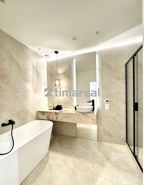 Krásny 4i byt v príjemnej lokalite BA - Kúpeľňa s voľne stojacou vaňou v 4-izbovom byte, so svetlými obkladmi a zrkadlom.