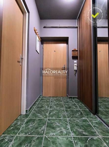 Prenájom, dvojizbový byt Dunajská Streda - Interiér 2-izbového bytu s dlažbou zelenej farby a zrkadlovou skriňou.