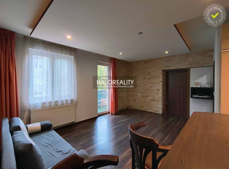 Prenájom, dvojizbový byt Dunajská Streda - Obývačka v 2-izbovom byte s podlahou s dreveným dekorom a francúzskym oknom.