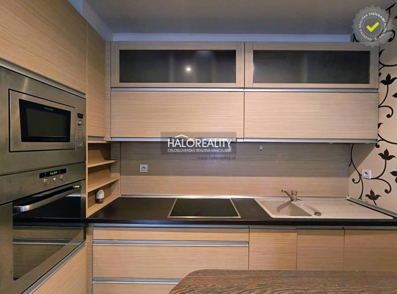 Prenájom, dvojizbový byt Dunajská Streda - Kuchyňa v 2-izbovom byte s drevenými skriňami a zabudovanými spotrebičmi.