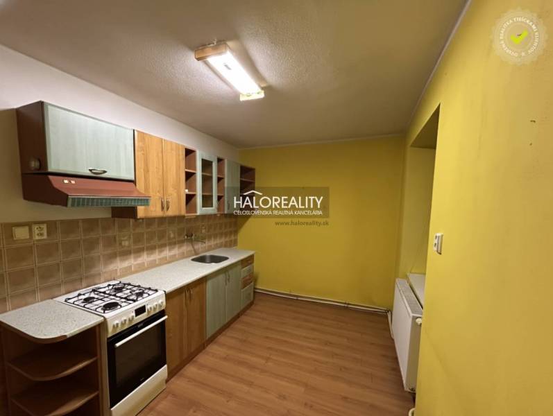 Predaj, dvojizbový byt Levoča, Rozvoj - Kuchyňa v 2-izbovom byte s podlahou s dreveným dekorom a žltými stenami.