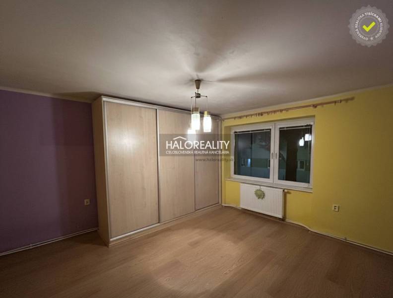 Predaj, dvojizbový byt Levoča, Rozvoj - Dvojfarebná stena, podlaha s dreveným dekorom, vstavaná skriňa v 2-izbovom byte.