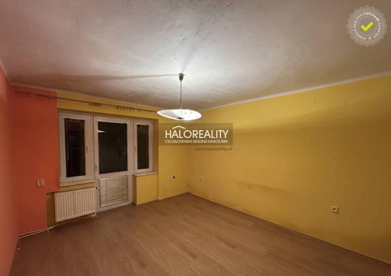 Predaj, dvojizbový byt Levoča, Rozvoj - Pestrofarebná izba s podlahou s dreveným dekorom v 2-izbovom byte.