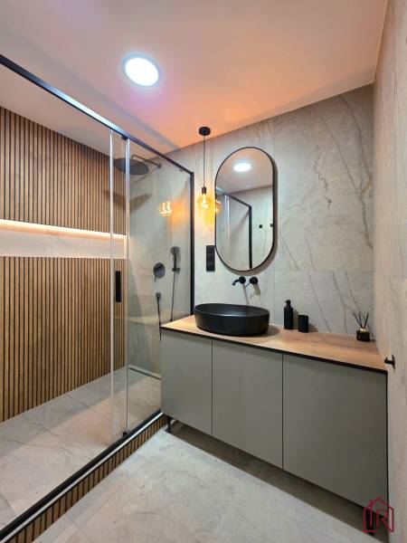 REZERVOVANÝ - Moderný 3-izbový byt po rekonštrukcii na Terase, Košice - Kúpeľňa v 3-izbovom byte s minimalistickým dizajnom, umývadlom a sprchovým kútom.