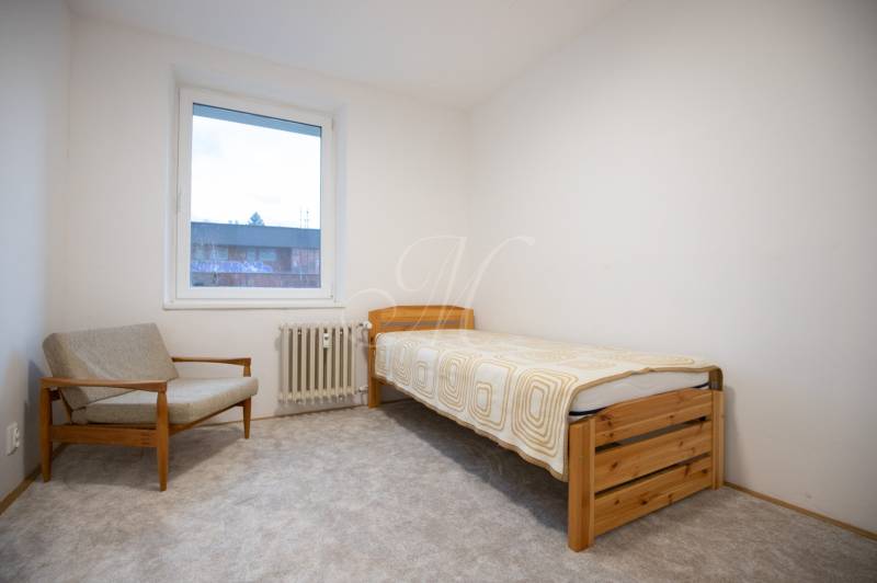 Slnečný 3-izbový byt, Kramáre - Jednoduchá izba v 3-izbovom byte s jednolôžkom a kreslom.