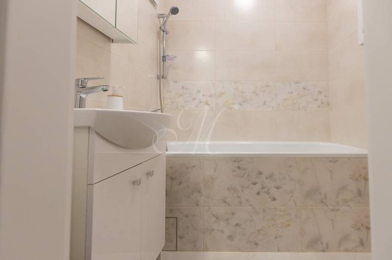 Slnečný 3-izbový byt, Kramáre - Kúpeľňa s vaňou a kvetinovými obkladmi v 3-izbovom byte.