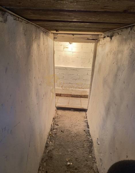 Garáž Púpavova, Karlova Ves + pivnica - Úzky priestor v pivnici na ulici s Púpavovou. Stará, biela omietka, svetlo na konci.