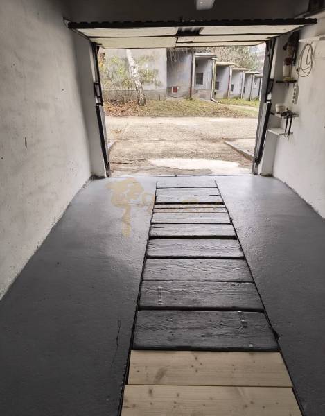 Garáž Púpavova, Karlova Ves + pivnica - Otvorená garáž na ulici Púpavová s príjazdovou cestou z betónu a drevenou podlahou.