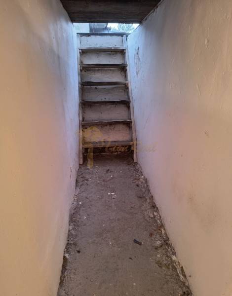 Garáž Púpavova, Karlova Ves + pivnica - Úzke schody vedúce nahor, možno z pivnice na ulici Púpavová pri garáže.