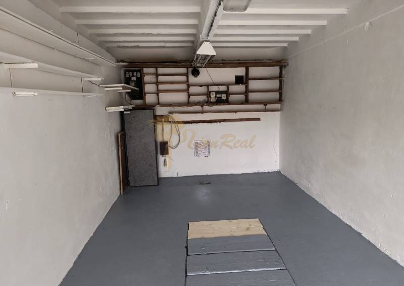 Garáž Púpavova, Karlova Ves + pivnica - Prázdna garáž na ulici Púpavová s úložným priestorom, podlahou a elektrickým napájaním.