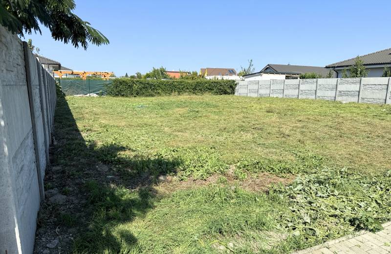 Na predaj stavebný pozemok s IS, Kvetoslavov 643 m² - Pozemok na bývanie na ulici Bazová v Kvetoslavove je ohraničený plotom.