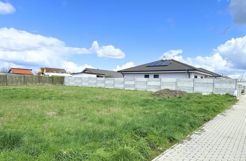 Na predaj stavebný pozemok s IS, Kvetoslavov 643 m² - Pozemky - bývanie na Bazovej ulici v Kvetoslavove s trávnatou plochou a oplotením.