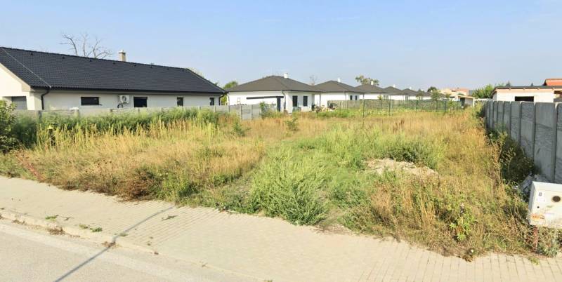 Na predaj stavebný pozemok s IS, Kvetoslavov 643 m² - Pozemok na bývanie v Kvetoslavove na Bazovej ulici so zeleňou a okolím domov.