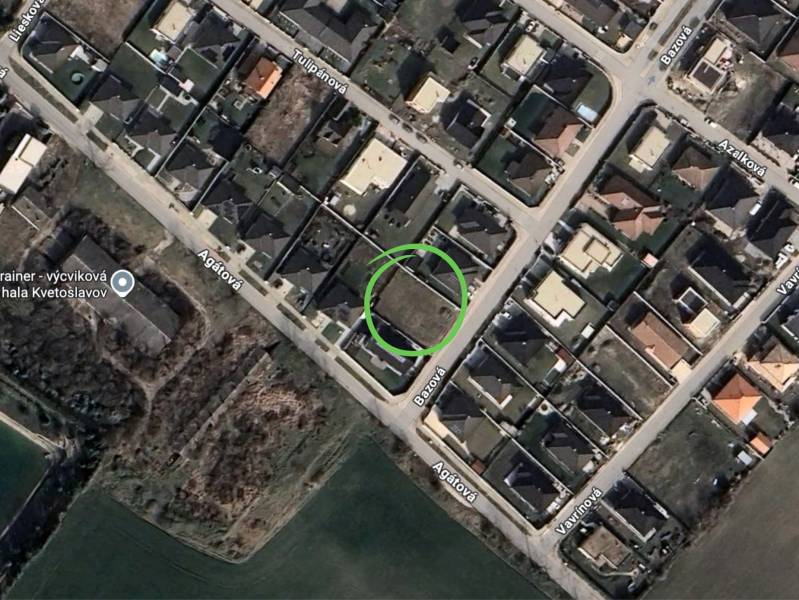 Na predaj stavebný pozemok s IS, Kvetoslavov 643 m² - Letecký pohľad na pozemky pre bývanie na Bazovej ulici v Kvetoslavove.