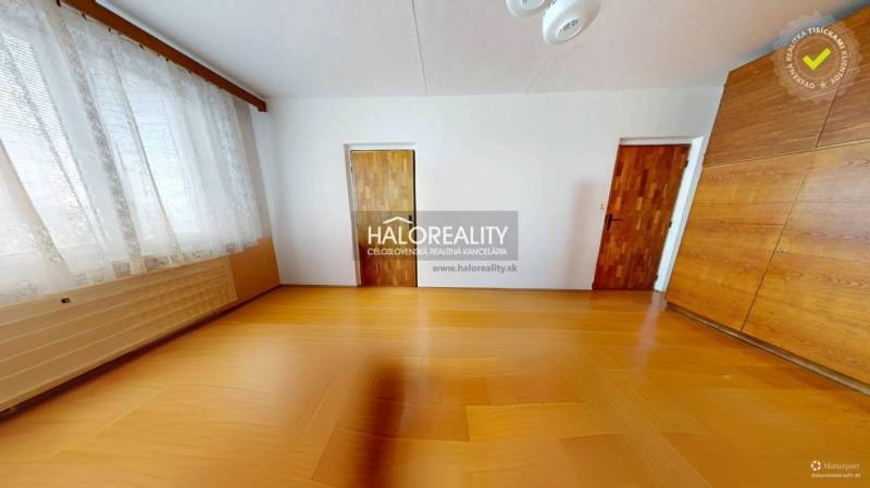 Predaj, trojizbový byt Zvolen, Lipovec, J. Poničana ... - Pokoj v 3-izbovom byte s podlahou s dreveným dekorom, veľkým oknom a vstavanou skriňou.