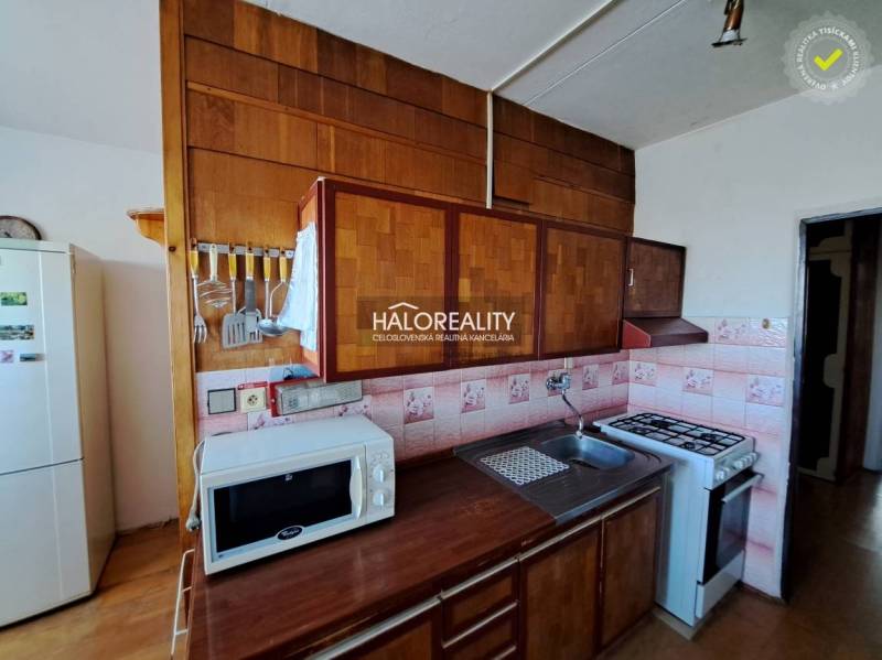 Predaj, trojizbový byt Zvolen, Lipovec, J. Poničana ... - Obývačka v 3-izbovom byte s pohovkami, podlahou s dreveným dekorom a veľkými oknami.