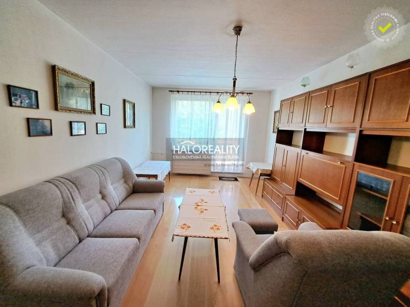 Predaj, trojizbový byt Zvolen, Lipovec, J. Poničana ... - Obývacia izba so svetlom, podlahou s dreveným dekorom a nábytkom v 3-izbovom byte.