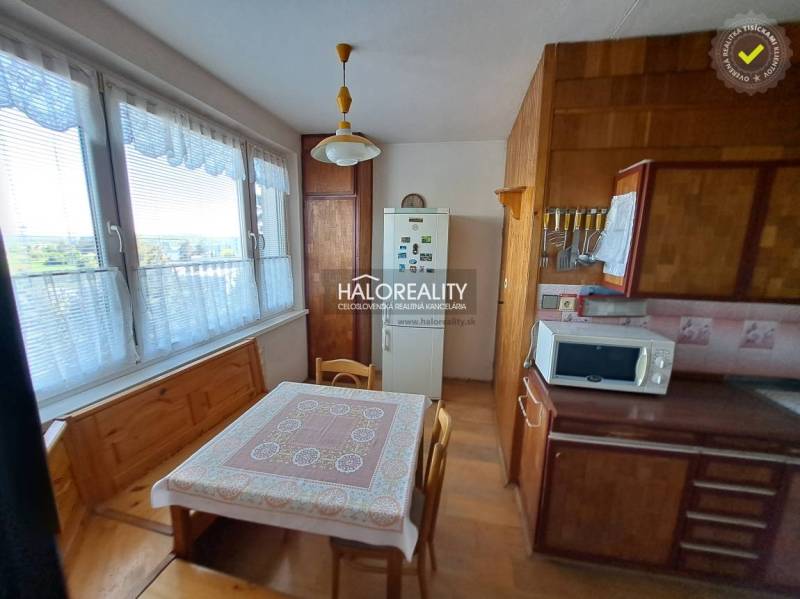 Predaj, trojizbový byt Zvolen, Lipovec, J. Poničana ... - Obývacia izba v 3-izbovom byte s podlahou s dreveným dekorom, sedacia súprava a nástenné dekorácie.