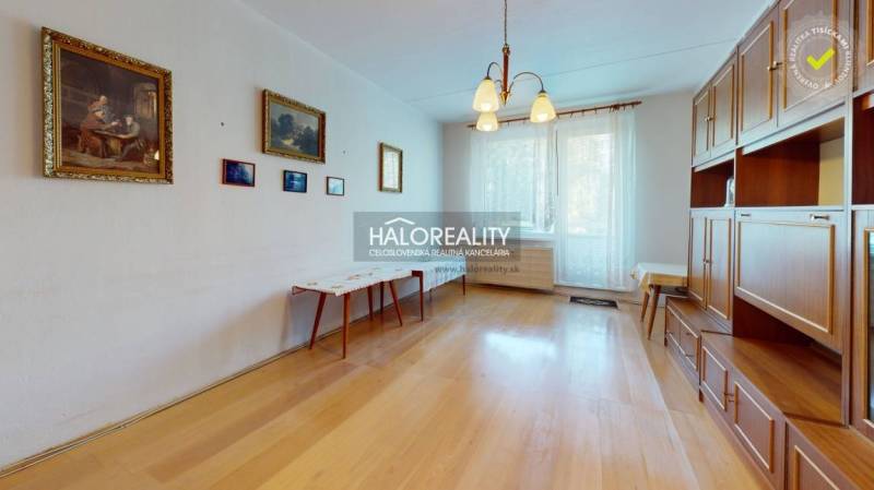 Predaj, trojizbový byt Zvolen, Lipovec, J. Poničana ... - Kuchyňa v 3-izbovom byte s pôvodnou linkou a podlahou s dreveným dekorom.