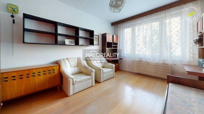 Predaj, trojizbový byt Zvolen, Lipovec, J. Poničana ... - Kuchyňa v 3-izbovom byte s podlahou s dreveným dekorom a sedením pri okne.