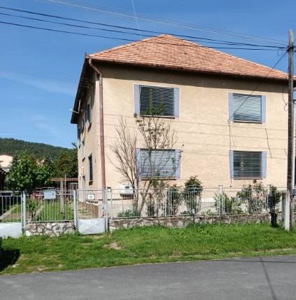 Na predaj rodinný dom Kosihovce - Rodinný dom v Kosihovciach na ulici Kosihovce, so záhradou a plotom.