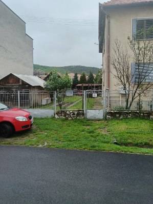 Na predaj rodinný dom Kosihovce - Rodinný dom v Kosihovciach na ulici Kosihovce so záhradou a zaparkovaným autom.