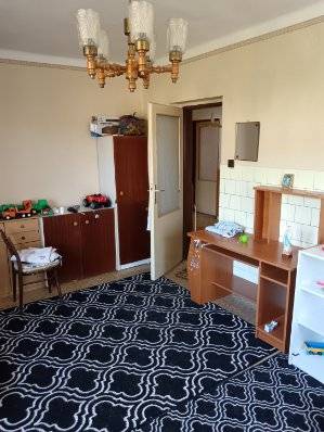 Na predaj rodinný dom Kosihovce - Interiér rodinného domu s kobercem, nábytkom a detskými hračkami.